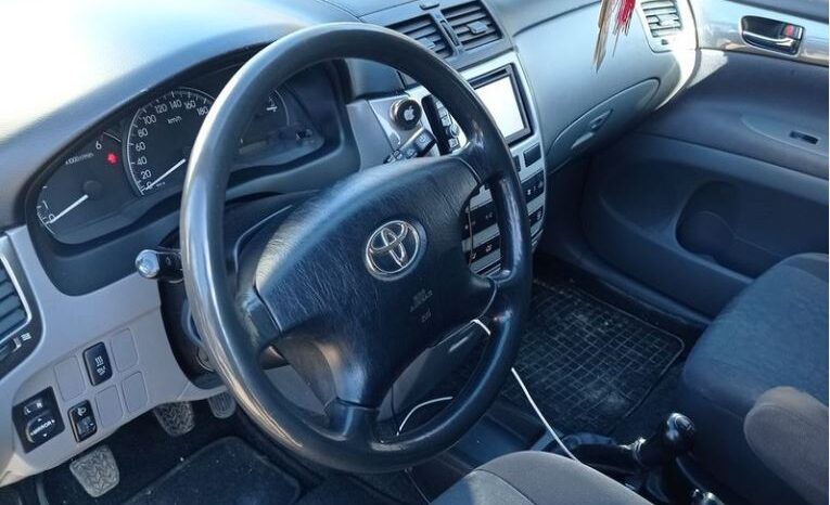 
								Toyota Avensis Verso full									