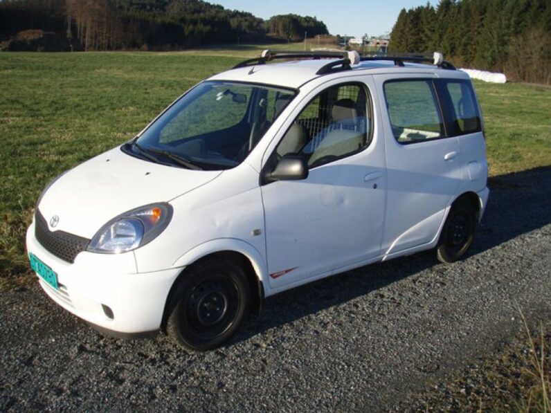 
								YARIS VERSO 2000 full									