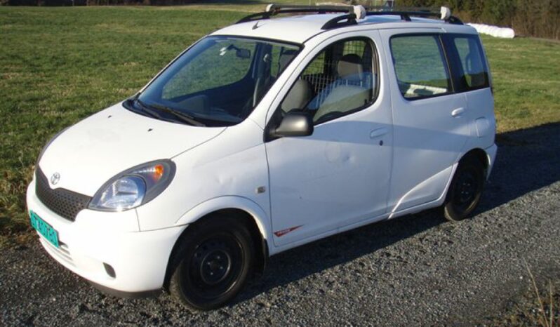 
								YARIS VERSO 2000 full									